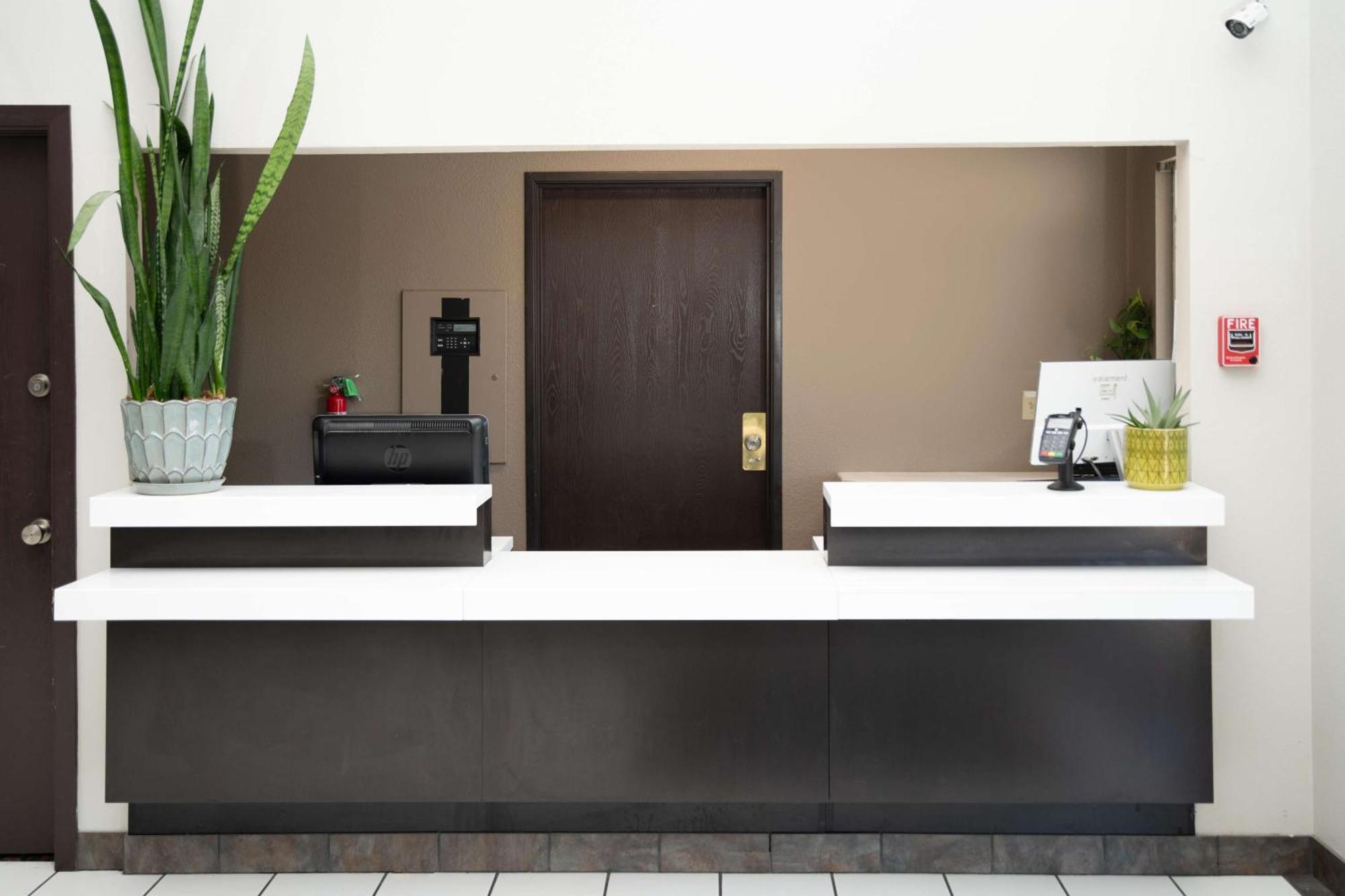 Surestay Plus By Best Western Montrose Bagian luar foto